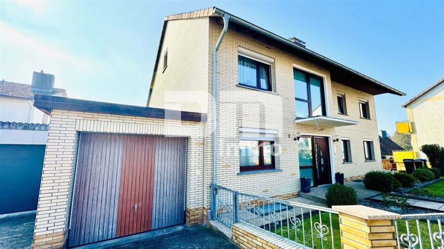 Modernisiertes Ein-/ Zweifamilienhaus inkl. PV-Anlage + Garage auf Traumgrundstück - Frontansicht / Garage